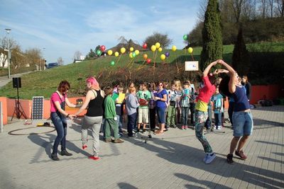 Schüler tanzten und sangen den „Umwelt-Boogie“.