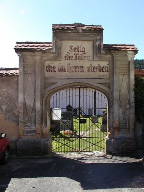 Eingang zum alten Friedhof vor der Sanierung