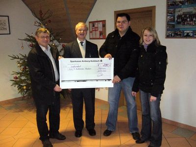 Mesner Josef Donhauser, Pfarrer Pater Hermann Sturm, Oberkirwapaar Michael Reindl und Andrea Fruth. Mesner Josef Donhauser, Pfarrer Pater Hermann Sturm, Oberkirwapaar Michael Reindl und Andrea Fruth.