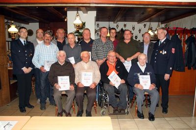 Die anwesenden gegehrten langjährigen Mitglieder der Freiweilligen Feuerwehr Ensdorf. Sitzend v. li,: Michael Scharl sen. (60). Michael Weiß (70), Josef Leikam (40) und Xaver Wein (60. Stehend von li.: Stellvertretender Vorsitzender Manfred Hofmann, Arn