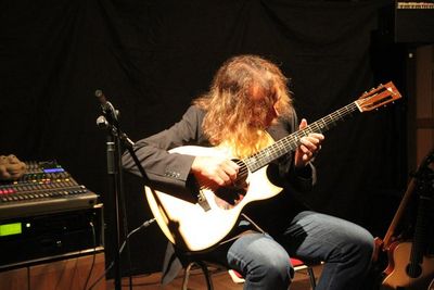 Bereits zum sechsten Mal war der Siegener Ausnahmegitarrist Petr Autschbach zu einem Gitarrenworkshop im Bildungshaus des Klosters. Bei seinem Solokonzert zauberte er einen glasklaren Gitarrensound in die Mehrzweckhalle des Don-Bosco-Bildungshauses.