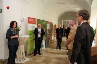 Bei der Ausstellungseröffnung v. li. Die Leiterin der Umweltstation Kloster Ensdorf Ute Meindl-Kett, Klosterdirektor Pater Christian Liebenstein, Pater Josef Wenzl, Forstdirektor Richard Schecklmann von Amt für Ernährung, Landwirtschaft und Forsten Amb