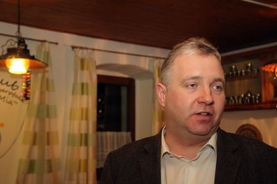 Bürgermeister Markus Dollacker bei seinen Ausführungen bei der Bürgerversammlung in Wolfsbach.