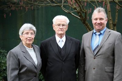 Ehefrau Marianne und Jubilar Horst Küspert mit Bürgermeister Markus Dollacker (v. li.)