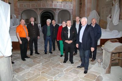 Kirchenpfleger Hans Fink (2. v. re.) erläutert Bürgermeister Markus Dollacker und MdL Dr. Harald Schwartz (li.) und CSU-Ortsvorsitzender Johann Bösl (re.) die Sanierungsarbeiten in der Pfarrkirche St. Jakobus.