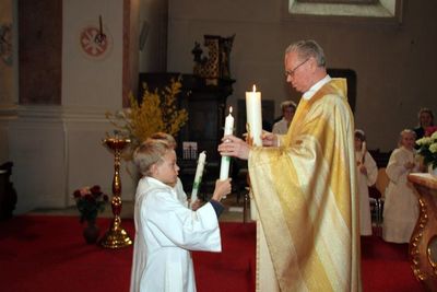 An der Osterkerze entzündete Pfarrer Pater Hermann Sturm die Kommunionkerzen.