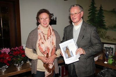 OGV-Vorsitzende Renate Kastl überraschte Pfarrer Pater Hermann Sturm mit einer Spende über 2000 Euro zur Restaurierung der Großfigur des hl. Petrus in der Ensdorfer Pfarrkirche St. Jakobus.