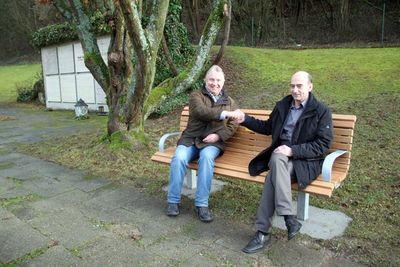 Bürgermeister Markus Dollacker und Gemeinderat Viktor Hammer saßen schon mal Probe auf den neuen Ruhebänken.