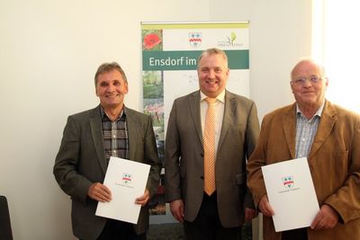Für 25 Jahre Zugehörigkeit zum Ensdorfer Gemeinderat wurden und Verdiensten für die Allgemeinheit ehrte Bürgermeister Markus Dollacker (Mitte) die Gemeinderäte Hermann Trage (li.) und Karl Roppert (re.). Nicht auf dem Foto Gemeinderat August Berschne