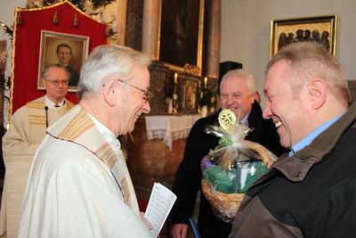 Pfarrer Pater Hermann Sturm, Jubilar Pater Josef Wenzl, Kirchenpfleger Hans Fink und Pfarrgemeinderatssprecher Michael Dollacker.