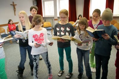 Begeisterte junge Leseratten.