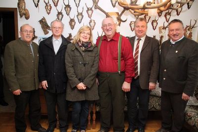 Bürgermeister Markus Dollacker (Zweiter von rechts) gratulierte gemeinsam mit Wolfram Seebauer (rechts), Stephan Renner, Pfarrer Pater Hermann Sturm und Maria Leikam (von links) Alfred Reinwald (Mitte) zum 80. Geburtstag.