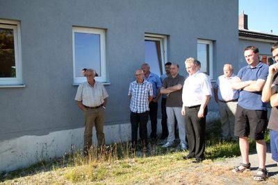 Kritisch betrachten die Gemeinderäte die Situation am Freigelände der DJK. V. li. GR August Berschneider, DJK-Schatzmeister Gerd Krause, die GR Hans Bösl, Roland Müller und Viktor Hammer, 1. Bürgermeister Markus Dollacker, 2. Bürgermeister Karl Ropp