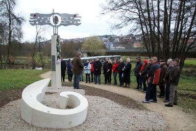 Gäste bei der Segnung der Kunstwanderstsation Ensdorf.