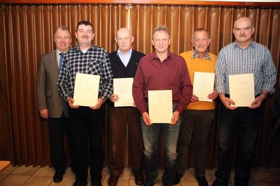 Bürgermeister Markus Dollacker mit den geehrten Josef Hafenbradl, Georg Hiltner, Heiner Hammer, Erich Brem und Josef Wein.