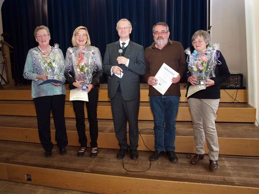 Langjährige ehrenamtliche Mitarbeiter der Pfarr- und Gemeindebücherei erhielten Geschenke und wurden mit dem Ehrenzeichen des Sankt Michaelsbundes in Silber ausgezeichnet. V. li. Vroni Metschl, Maria Leikam, Pfarrer Hermann Sturm, Büchereileiter Hans B