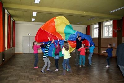Lustige Spiele mit und unter dem bunten Fallschirm.