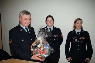Vertreter der Jugendfeuerwehr Ensdorf bedankten sich bei Feuerwehrvereinsvorsitzendem Richard Reiser für sein „stets offenes Ohr und Unterstützung“ für die Belange der Jugendfeuerwehr mit einem Präsentkorb.