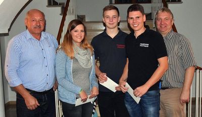 Je eine Spende von 150 Euro überreichte CSU Ortsvorsitzender Johann Bösl an den Jugendvertreter Georg Wein von der Jugendfeuerwehr Ensdorf, Lisa Schwendtner von der Jugendfeuerwehr Thanheim und Dominik Ernst von der Jugendfeuerwehr Wolfsbach.