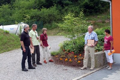 Die Landkreiskommission begutachtete u.a. die Außenpflanzungen des Feuerwehrgerätehauses Ensdorf. KBR Fredi Weiß, Kreisgartenfachberater Arthur Wiesmet, Evis Welsch vom Bauamt des Landkreises, Peter Lutz als Vertreter der Siedlerbünde und Monika Weiß Die Landkreiskommission begutachtete u.a. die Außenpflanzungen des Feuerwehrgerätehauses Ensdorf. KBR Fredi Weiß, Kreisgartenfachberater Arthur Wiesmet, Evis Welsch vom Bauamt des Landkreises, Peter Lutz als Vertreter der Siedlerbünde und Monika Weiß