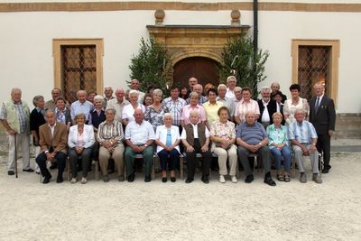 Die anwesenden Ehejubilare der Pfarrei Ensdorf, die schon 25, 50, 55 und 60 Jahre verheiratet sind, mit Pfarrer Pater Hermann Sturm.