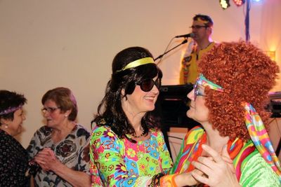 Masken und Tanzpaare.