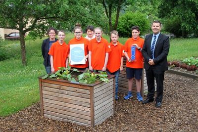 Im Schulgarten die Schülerinnen und Schüler Nadine, Paula, Corbinian, Kevin und Sebastian der Mittelschule Ensdorf, die zugleich „Genossen“ der Schülergenossenschaft „Grüner Daumen der Mittelschule Ensdorf sind, mit links Fachlehrerin Judith Koc