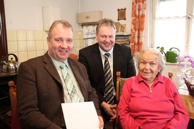 Bürgermeister Markus Dollacker und Landrat Richard Reisinger gratulierten mit vielen guten Wünschen Mathilde Böhm zu ihrem 101. Geburtstag.