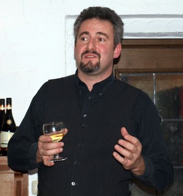 Pfarrer Markus Lettner bei der biblischen Weinprobe im Kloster Ensdorf.