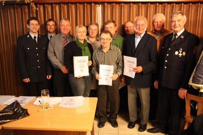 Die für 25 und 40 Jahre Mitgliedschaft anwesenden Geehrten mit Kommandant Michael Ott (li.), Bürgermeister Markus Dollacker (3. v. li.) und FFW-Vorsitzendem Richard Reiser (re.).