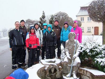 Die Ensdorfer Pilgergruppe beim Cursillo-Pilgerhaus in Oberdischingen. V. li. Konrad Scherm, Jürgen Zach, Claudia Reiml, Birgit Weiß, Regina Koller, Andrea Ziereis, Hans Bösl, Petra Graf, der Hl. Jakobus und Gisela Bösl.