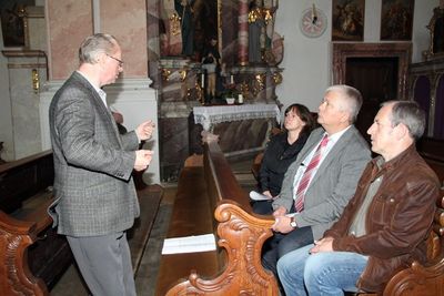 Pfarrer Pater Hermann Sturm erläutert MdB Marianne Schieder, MdL Reinhold Strobl und SPD-Ortsvorsitzendem Herbert Scharl die erforderlichen Sanierungsmaßnahmen.