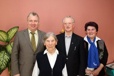 Von links Bürgermeister Markus Dollacker, Jubilarin Martha Krause, Pfarrer Pater Hermann Sturm und Gertraud Roppert vom Führungsteam des Katholischen Frauenbundes, dessen Mitglied Martha Krause seit vielen Jahren ist.