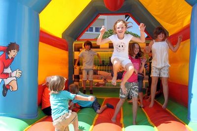 Kinder vergnügten sich in der Hüpfburg.