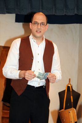 Ein gefundener echter Hunderter wäre die Lösung aus der finanziellen Not des Schneidermeisters (Jochen Lehr).