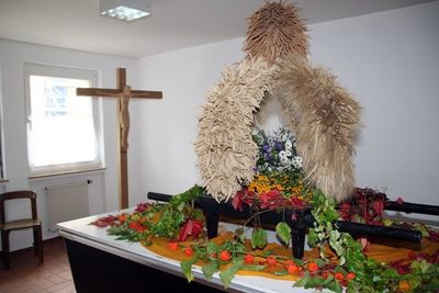 Erntekrone und Erntedankaltar.