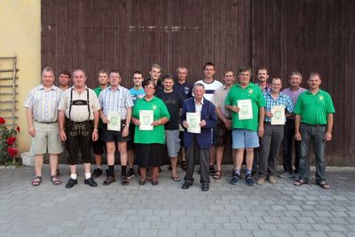 Die anwesenden Geehrten mit Bürgermeister Markus Dollacker (li.) und rechts 1. Schützenmeister Heino Graf. Die anwesenden Geehrten mit Bürgermeister Markus Dollacker (li.) und rechts 1. Schützenmeister Heino Graf.