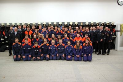Wissenstest 2015 bestanden. Auf dem Bild mit dabei KBI Hubert Blödt, KBM Hubert Haller, die Ausbilder sowie die Ensdorfer Kommandanten Michael Ott und Manuel Wondrak, die Jugendwarte Wolfgang Reiser, Thilo Freiherr Thilo von Hanstein, sowie Feuerwehrvors