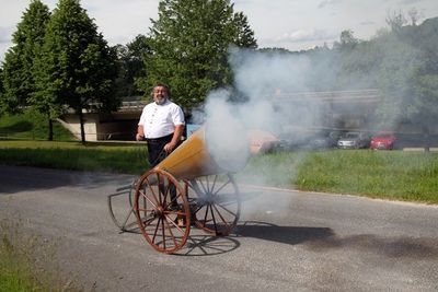 Herbert Zielbauer mit der Ensdorfer Wetterkanone.