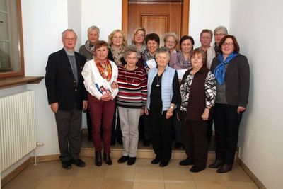 Die bei der Ehrung anwesenden Jubilarinnen mit Geistlichem Beirat Pfarrer Pater Hermann Sturm (li), Bezirksvorsitzender Irene Zeller (2. v. re.) und ganz rechts Martha Wein, Sprecherin des Füh-rungsausschuss des Katholischen Frauenbundes Ensdorf.