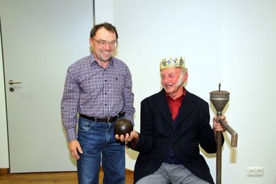 Vorjahreskini Konrad Riedl (li.) krönt seinen Nachfolger Josef Aichner zum „König Josef IV.“ und überreicht ihm die Insignien seiner „Macht“.