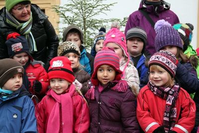 Kinder des Kindergarten St. Jakob sangen.
