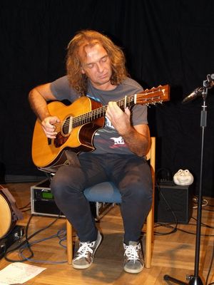 Bereits zum fünften Mal war der Siegener Ausnahmegitarrist Peter Autschbach zu einem Gitarrenworkshop in Ensdorf. Bei seinem Solokonzert zauberte er einen glasklaren Gitarrensound in die Mehrzweckhalle des Don-Bosco-Bildungshauses.