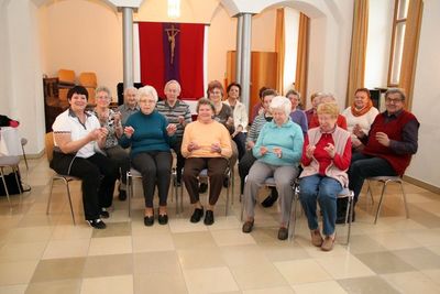Die Seniorengymnastikgruppe mit „Trainerin“ Angela Lukas (li.)
