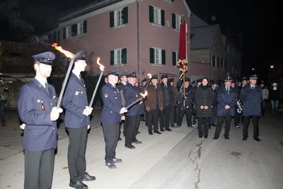 Fackeln empfingen die Ensdorfer Feuerwehrler ihre Riedener Kameraden zum Patenbitten.