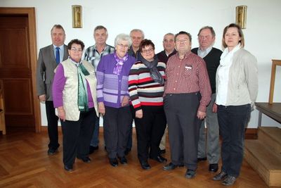 Die anwesenden Geehrten für 20, 25 und 40 Jahre treue Mitgliedschaft mit Bürgermeister Markus Dollacker (li.) und 1. Vorsitzender Annemarie Dollacker (re.).