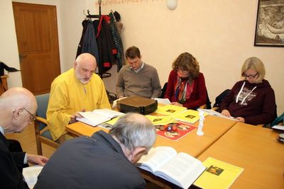 In gelber Kleidung: Salesianerpater Alfred Lindner vom Kloster Ensdorf als Evangelist Markus.
