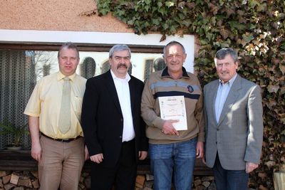 Bürgermeister Markus Dollacker, Vorsitzender Reinhard Ott, Jubilar Erich Brem und Kreisvorsitzender Rudolf Sitter. Bürgermeister Markus Dollacker, Vorsitzender Reinhard Ott, Jubilar Erich Brem und Kreisvorsitzender Rudolf Sitter.