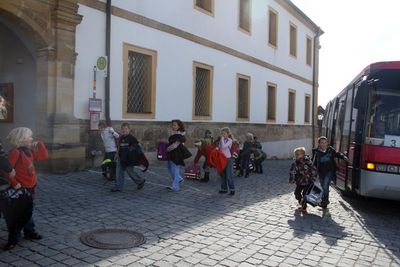 Schulbushaltestelle beim Torbogen vor dem Kloster. Schulbushaltestelle beim Torbogen vor dem Kloster.