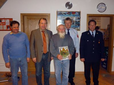 Jagdvorsteher Herbert Söllner, Bürgermeister Markus Dollacker, der Geehrte Alfons Geck, FFW-Vorsitzender Achim Hantke und Kommandant Hans Westiner.